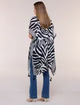 Kimono Do Everything In Love de gasa con estampado animal print en blanco y negro, manga amplia japonesa y terminación de ruedo con borlas.