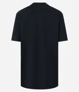 Remera de algodón color negro con cuello redondo y mangas cortas. Presenta una estampa frontal de la banda Guns N' Roses con diseño de calaveras y aplicación de strass brillante.