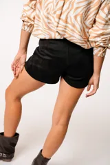 Short de gamuza color borgoña, con bolsillos delanteros y cintura alta.