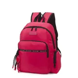 Mochila urbana marca Las Oreiro, color fucsia, con múltiples compartimentos con cierre, correas ajustables y detalle de llavero colgante con logo.