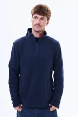 Buzo de micro polar azul marino con cuello alto y cierre frontal parcial. Presenta mangas largas y un diseño de calce cómodo.