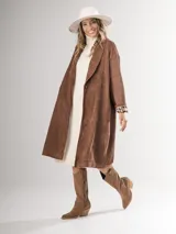 Tapado largo color beige de corderoy con forro animal print, de corte amplio.