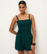 Short corto en viscolino verde oscuro, con cintura elástica, cordón ajustable con detalle de nudos y dobladillo pespuntado.