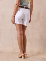 Short negro de algodón, marca One Five One. Pretina con pasadores, botón y cierre. Delantera con bolsillos. Botón en bolsillos traseros. Incluye cinturón trenzado negro.