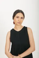 Vestido largo negro de corte recto y holgado, sin mangas, con escote redondo y costuras pespunteadas a contratono.