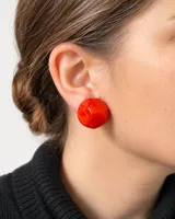 Aros de resina color rojo, de diseño geométrico facetado y pequeño tamaño.