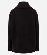 Suéter de punto color negro con fit holgado, mangas largas, cuello alto y bufanda integrada con caída frontal. Presenta puños y ruedo acanalados.