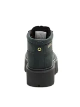 Bota tipo chukka de Caterpillar con plataforma robusta y suela dentada. Presenta un diseño de caña media en color negro mate con detalles de marca en dorado en el lateral y la lengüeta, además de ojales metálicos dorados.