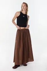 Pantalón largo color marrón, estilo wide leg, de tiro medio con cintura elástica fruncida y bolsillos laterales.