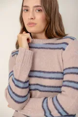Sweater de punto con diseño de rayas horizontales en tonos lila y rosado, cuello redondo y mangas largas con puños acanalados.