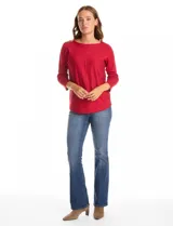 Buzo de tejido fino con cuello redondo, manga tres cuartos con puños acanalados y detalle de pespunte vertical en el frente. Presenta un diseño liso con aplique de botones en la espalda.