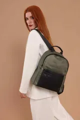 Mochila urbana de diseño combinado, confeccionada en tela resistente con bolsillo frontal y detalles en cuero sintético. Cuenta con compartimento principal con cierre y correas ajustables.