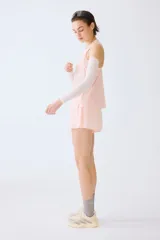 Musculosa deportiva rosada de corte estándar, confeccionada en tejido funcional DryMove que ayuda a absorber el sudor, con cuello redondo y aberturas laterales en el bajo.