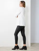 Blazer blanco de crepe, marca BBJ, con cuello solapa, bolsillos delanteros y mangas tres cuartos con frunce. Cuenta con forro interno y diseño abierto al frente.