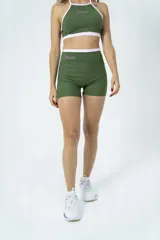 Calza corta deportiva color verde militar, de tiro alto.