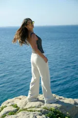 Pantalón oxford color nude de lino y rayón, con cintura elastizada, tiro alto y bolsillos laterales.