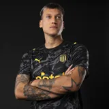 Camiseta de fútbol Puma del Club Atlético Peñarol, modelo GK Home Jersey. Diseño en tonos de gris y negro con estampado abstracto, cuello redondo y logo de Puma, escudo del club y sponsor Antel en amarillo.