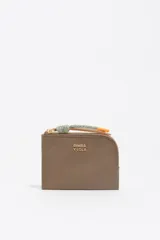 Monedero compacto de Bimba y Lola en color bordó, con cierre de cremallera superior y logo metálico dorado en el frente.