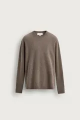Jersey regular fit tejido en cashmere con canalé, de cuello redondo y manga larga. Cuenta con acabados en rib.
