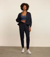 Campera deportiva negra confeccionada en microfibra pesada, con cuello alto doblado, cremallera delantera con cordón en el tirador y puños ajustados.