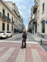 Pantalon de corte oxford confeccionado en jersey térmico de color chocolate con estampado sutil. Presenta un diseño ajustado en la parte superior y acampanado en el ruedo.