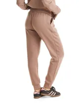 Jogger deportivo de corte holgado, con cintura elástica y lazo de ajuste, bolsillos laterales y puños elásticos en los tobillos.