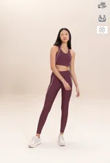 Top deportivo color borgoña con detalles de piping blanco en los bordes. El tejido Sense Pro® tiene tacto suave, transpirabilidad extrema y un soporte medio que realza las formas sin perder libertad.