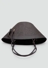 Bolso tipo shopper de tamaño mediano confeccionado en tejido de fibra natural con detalles en poliuretano. Cuenta con dos asas largas para llevar al hombro, cierre de cremallera superior, bolsillo interior y un charm colgante decorativo con herrajes dorados.