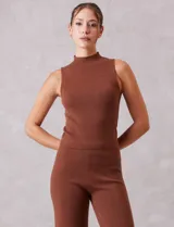 Top sin mangas color marrón con brillo, de cuello alto y corte ajustado.