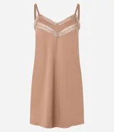 Camisón corto color rosa pálido o nude, con tirantes finos ajustables y escote en V adornado con capas de encaje en forma de chevron.