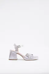 Sandalias de cuero color bronce, con taco cuadrado y tiras cruzadas en el empeine.