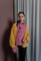 Saco tejido de punto abierto en color amarillo mostaza, con diseño de mangas amplias y corte holgado.
