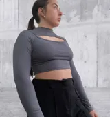 Remera blanca de tejido de punto acanalado, con cuello alto y abertura en el pecho.