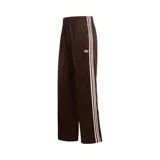Pantalón deportivo Adidas modelo Firebird OS, color marrón con las clásicas tres tiras blancas a los lados y el logo del trifolio bordado. Cuenta con cintura elástica con cordón ajustable y diseño de corte recto y holgado.
