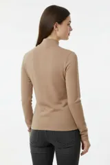 Polera de viscosa con cuello alto y mangas largas, de corte ajustado al cuerpo.