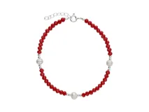 Pulsera de plata 925 con cuentas facetadas de cristal rojo y tres perlas redondas blancas intercaladas. Incluye cadena de alargue y cierre de mosquetón.