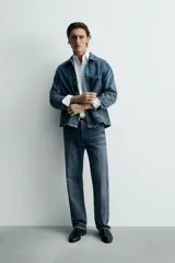 Jeans de mezclilla de algodón, tiro medio, con pierna recta y ajuste ligeramente holgado. Presenta efecto lavado y cierre frontal de botonadura.