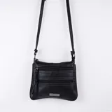 Bandolera color marrón con apertura superior de cierre metálico y dos bolsillos frontales con cierre. Incluye correa larga regulable y placa metálica con el logo de la marca.