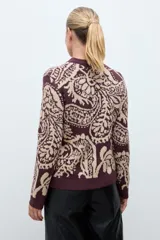 Sweater de punto con diseño jacquard de estilo paisley en tonos ciruela y beige, con cuello redondo y mangas largas.