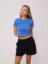 Short de tiro alto confeccionado en tejido de algodón y poliéster, con cintura elástica y bordado pequeño en la parte inferior.