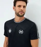 Remera deportiva masculina de corte regular, confeccionada en poliéster con tecnología Dry para mayor transpirabilidad. Presenta cuello redondo, mangas cortas con cinta lateral contrastante y estampado localizado con efecto heatprint en el pecho.