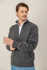 Campera tipo sweater de punto con cierre frontal completo, cuello alto y bolsillos laterales. Confeccionada en mezcla de lana y viscosa, con puños y ruedo acanalados.