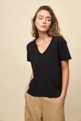 Remera blanca de algodón con escote en V y mangas cortas, de calce amplio y cómodo.