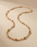 Collar de cadena tipo eslabón con baño de oro, adornado con pequeñas circonias de colores engastadas a lo largo de toda la pieza.