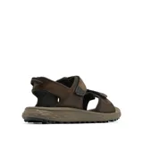Sandalia Columbia modelo Konos Hiker 2-Strap, color marrón, con diseño de dos bandas ajustables con cierre de velcro. Presenta una mediasuela con textura inspirada en piñas de pino para mayor estabilidad y suela de caucho de alta tracción.