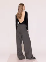 Pantalón de lana color gris con corte palazzo, pinzas delanteras y cintura con doble gancho pantalonero.