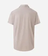 Camisa de manga corta color beige, con cuello camisero, cierre frontal de botones y diseño liso.