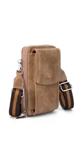 Bandolera porta celular color suela, con bolsillo frontal con tapa y cierre perimetral. Incluye correa de galón regulable y desmontable, bolsillos interiores para documentos, reparticiones para tarjetas y billetes.