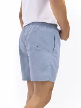 Short de baño rosado con estampado de rombos, cintura elastizada con cordón ajustable, bolsillos laterales y trasero.