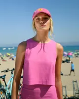 Top rosa de lino con escote cerrado y corte recto.